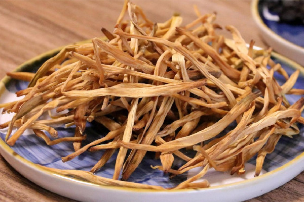 干黃花菜的功效與作用 干黃花菜適合孕婦吃嗎 干黃花菜的功效與作用 干黃花菜適合孕婦吃嗎