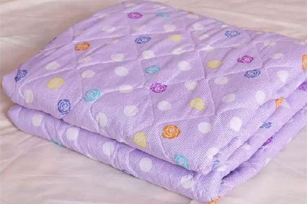 曬被子多久翻一次面 曬被子可以去除霉味嗎 曬被子多久翻一次面 曬被子可以去除霉味嗎