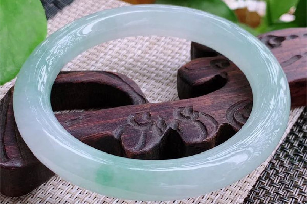 圓條手鐲要買大一點(diǎn)的嗎 圓條手鐲怎么選圈口 圓條手鐲要買大一點(diǎn)的嗎 圓條手鐲怎么選圈口