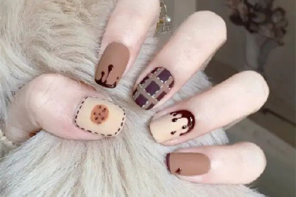 磨砂美甲和亮片美甲的區(qū)別 磨砂美甲適合什么手型 磨砂美甲和亮片美甲的區(qū)別 磨砂美甲適合什么手型