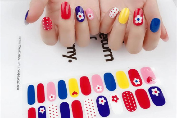 美甲貼紙對指甲有害嗎 美甲貼紙是什么材質 美甲貼紙對指甲有害嗎 美甲貼紙是什么材質