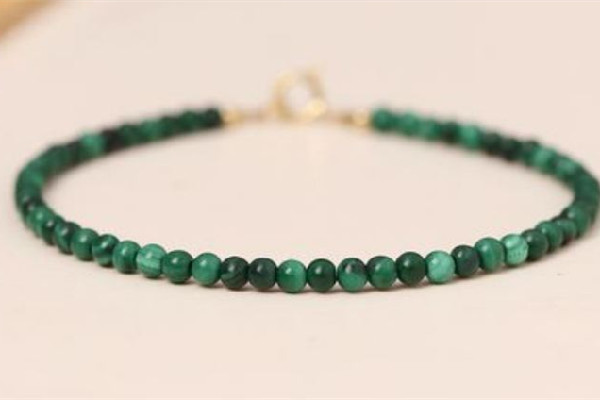 孔雀石有紋裂是正常的嗎 孔雀石有紋路好還是純色好 孔雀石有紋裂是正常的嗎 孔雀石有紋路好還是純色好