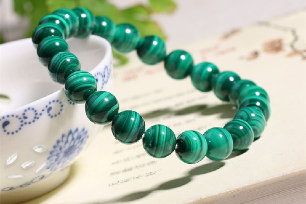 孔雀石有紋裂是正常的嗎 孔雀石有紋路好還是純色好 孔雀石有紋裂是正常的嗎 孔雀石有紋路好還是純色好