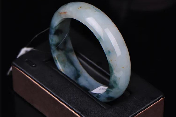 飄花手鐲和滿綠手鐲哪個好 飄花手鐲是什么種的 飄花手鐲和滿綠手鐲哪個好 飄花手鐲是什么種的