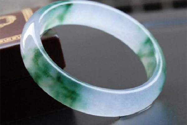 飄花手鐲是藍(lán)色花好看還是綠色花好看 飄花手鐲什么顏色好 飄花手鐲是藍(lán)色花好看還是綠色花好看 飄花手鐲什么顏色好