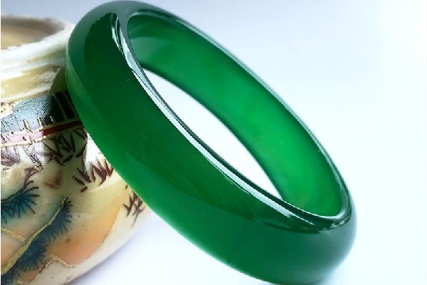 玉髓手鐲對(duì)身體好嗎 玉髓手鐲的功效和作用 玉髓手鐲對(duì)身體好嗎 玉髓手鐲的功效和作用