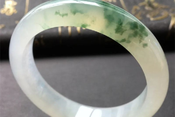 飄花手鐲和滿綠手鐲哪個好 飄花手鐲是什么種的 飄花手鐲和滿綠手鐲哪個好 飄花手鐲是什么種的