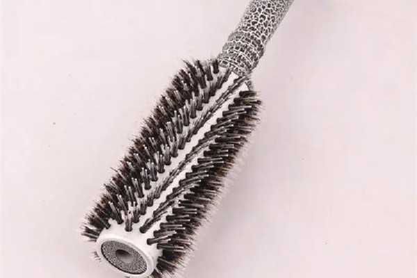 滾梳上的頭發(fā)需要清洗嗎 滾梳上的頭發(fā)怎么弄掉 滾梳上的頭發(fā)需要清洗嗎 滾梳上的頭發(fā)怎么弄掉