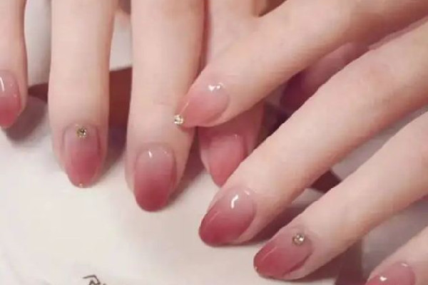 漸變美甲的詳細(xì)做法步驟 漸變美甲用什么膠 漸變美甲的詳細(xì)做法步驟 漸變美甲用什么膠