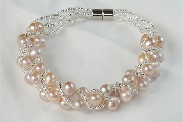 珍珠手鏈?zhǔn)谴笳渲楹眠€是小珍珠好 珍珠手鏈一般穿多少顆 珍珠手鏈?zhǔn)谴笳渲楹眠€是小珍珠好 珍珠手鏈一般穿多少顆