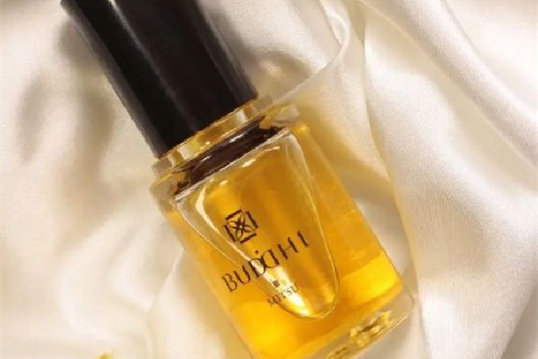 精華油用在護(hù)膚的哪個(gè)步驟 精華油是在水乳之后用嗎 精華油用在護(hù)膚的哪個(gè)步驟 精華油是在水乳之后用嗎