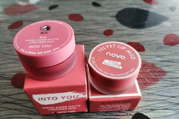 唇泥可以疊加唇蜜嗎 唇泥涂完之后顯唇紋怎么辦 唇泥可以疊加唇蜜嗎 唇泥涂完之后顯唇紋怎么辦