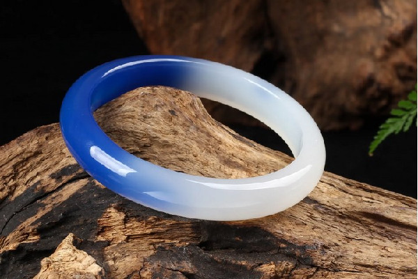 手鐲戴久了變黃什么原因 手鐲變黃了是正?，F(xiàn)象嗎