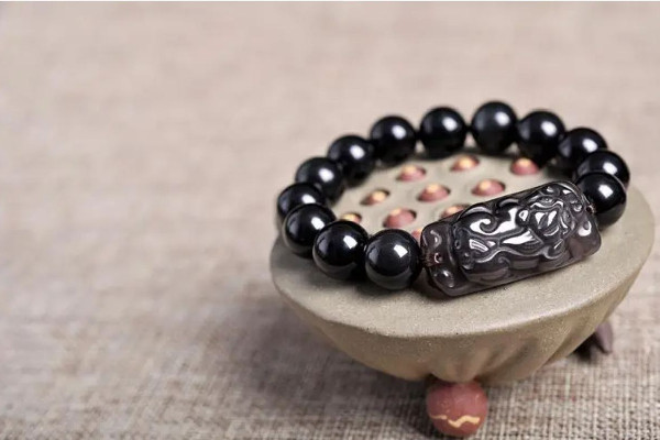 黑曜石可以戴著睡覺嗎 黑曜石會(huì)越戴越亮嗎 黑曜石可以戴著睡覺嗎 黑曜石會(huì)越戴越亮嗎