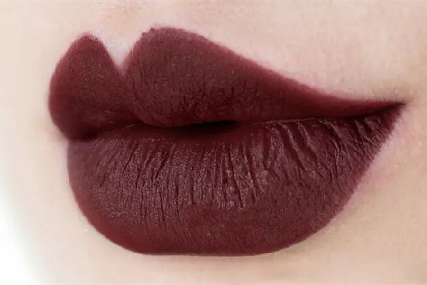 啞光口紅好還是滋潤口紅好 啞光口紅會(huì)不會(huì)很干