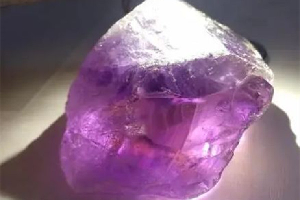 紫水晶會(huì)曬褪色嗎 紫水晶可以在晚上發(fā)光嗎 紫水晶會(huì)曬褪色嗎 紫水晶可以在晚上發(fā)光嗎