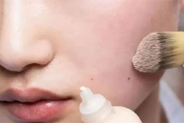 卡粉是肌膚問題還是粉底液的問題 卡粉要用什么樣粉底液 卡粉是肌膚問題還是粉底液的問題 卡粉要用什么樣粉底液