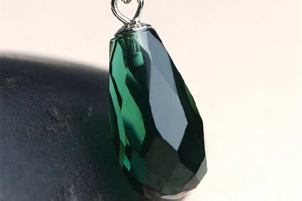 綠水晶和什么屬相犯沖 綠水晶的佩戴禁忌 綠水晶和什么屬相犯沖 綠水晶的佩戴禁忌