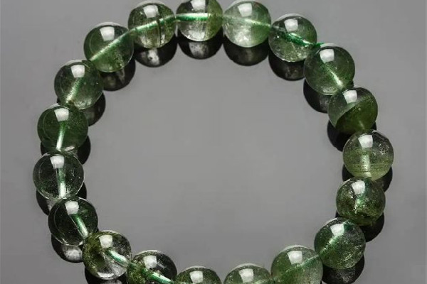 綠幽靈戴右手會散財(cái)嗎 綠幽靈戴右手什么意思 綠幽靈戴右手會散財(cái)嗎 綠幽靈戴右手什么意思