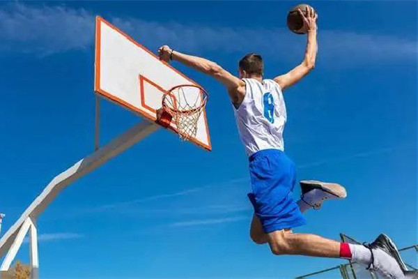 嫌打籃球太吵老人從7樓扔飲料瓶 打籃球要注意什么 嫌打籃球太吵老人從7樓扔飲料瓶 打籃球要注意什么