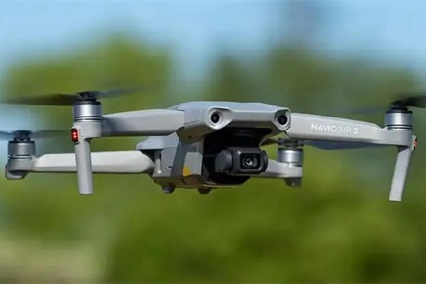 玩徒跳河露光頭被警方無人機(jī)發(fā)現(xiàn) 無人機(jī)可以飛多遠(yuǎn) 玩徒跳河露光頭被警方無人機(jī)發(fā)現(xiàn) 無人機(jī)可以飛多遠(yuǎn)