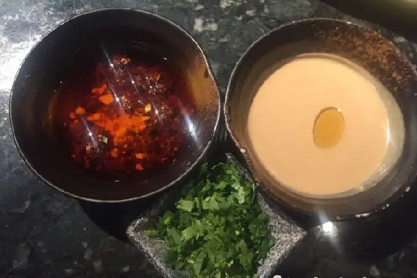 麻醬碟怎么打 麻醬蘸料用水調(diào)好還是油調(diào)好 麻醬碟怎么打 麻醬蘸料用水調(diào)好還是油調(diào)好
