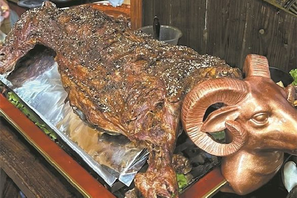 顧客吐槽烤全羊烤糊遭索賠2萬(wàn) 烤全羊是哪里的特色美食 顧客吐槽烤全羊烤糊遭索賠2萬(wàn) 烤全羊是哪里的特色美食