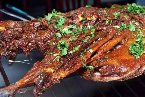 顧客吐槽烤全羊烤糊遭索賠2萬(wàn) 烤全羊是哪里的特色美食 顧客吐槽烤全羊烤糊遭索賠2萬(wàn) 烤全羊是哪里的特色美食