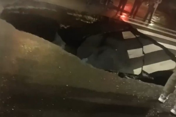 合肥一路面發(fā)生塌陷有人騎車墜入 地面塌陷什么原因造成的 合肥一路面發(fā)生塌陷有人騎車墜入 地面塌陷什么原因造成的