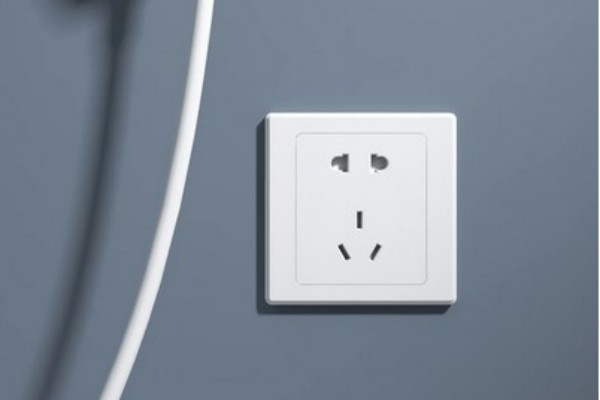 女孩將筷子插電座致9根手指被切 插座可以用幾年 女孩將筷子插電座致9根手指被切 插座可以用幾年