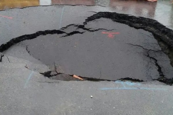合肥一路面發(fā)生塌陷有人騎車墜入 地面塌陷什么原因造成的 合肥一路面發(fā)生塌陷有人騎車墜入 地面塌陷什么原因造成的