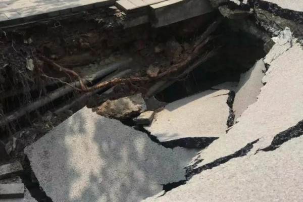 合肥一路面發(fā)生塌陷有人騎車墜入 地面塌陷什么原因造成的 合肥一路面發(fā)生塌陷有人騎車墜入 地面塌陷什么原因造成的