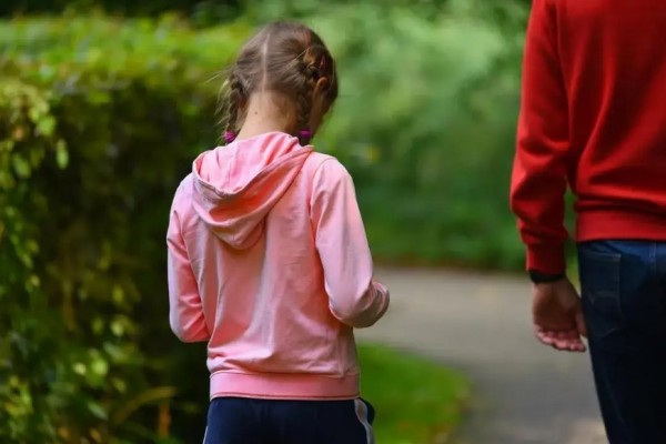 兒子劃傷豪車爸爸讓其拿現(xiàn)金道歉 孩子犯錯(cuò)家長(zhǎng)應(yīng)該怎樣教育