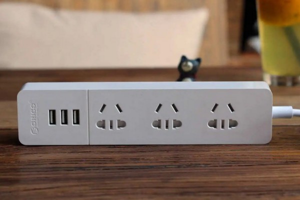 女孩將筷子插電座致9根手指被切 插座可以用幾年 女孩將筷子插電座致9根手指被切 插座可以用幾年