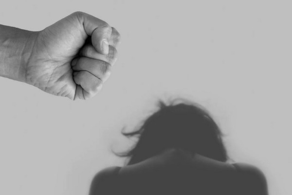 女教師上網(wǎng)課時遭家暴警方回應(yīng) 家暴屬于故意傷害罪嗎