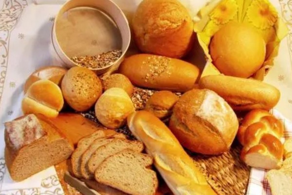 校長(zhǎng)帶發(fā)霉面包看望學(xué)生?學(xué)?；貞?yīng) 面包保質(zhì)期多長(zhǎng)時(shí)間