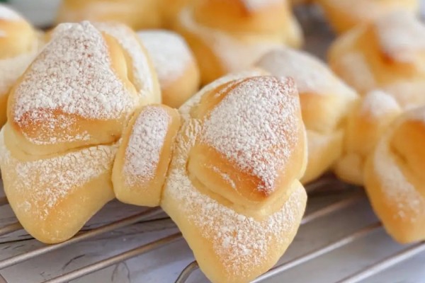 校長帶發(fā)霉面包看望學生?學?；貞?面包保質期多長時間