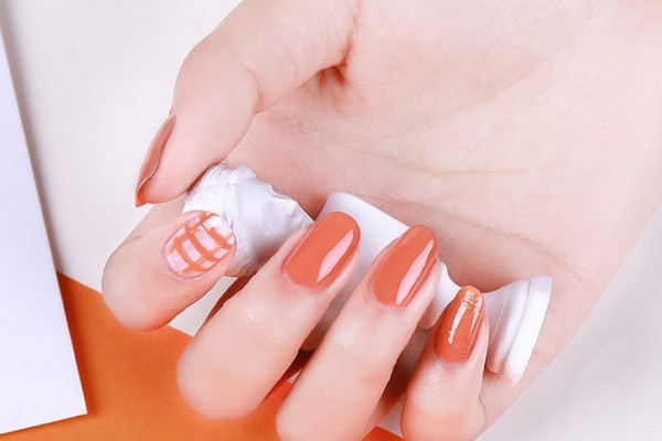 護(hù)甲油和營養(yǎng)油的區(qū)別 護(hù)甲油可以當(dāng)指甲油用嗎 護(hù)甲油和營養(yǎng)油的區(qū)別 護(hù)甲油可以當(dāng)指甲油用嗎