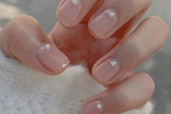 美甲亮油和封層的區(qū)別 美甲亮油有什么作用 美甲亮油和封層的區(qū)別 美甲亮油有什么作用