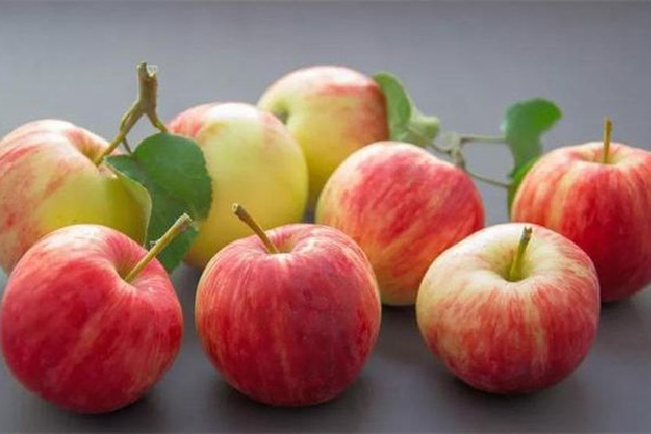 蘋(píng)果削皮吃好還是不削皮吃好 蘋(píng)果削皮后怎樣才能不變色 蘋(píng)果削皮吃好還是不削皮吃好 蘋(píng)果削皮后怎樣才能不變色