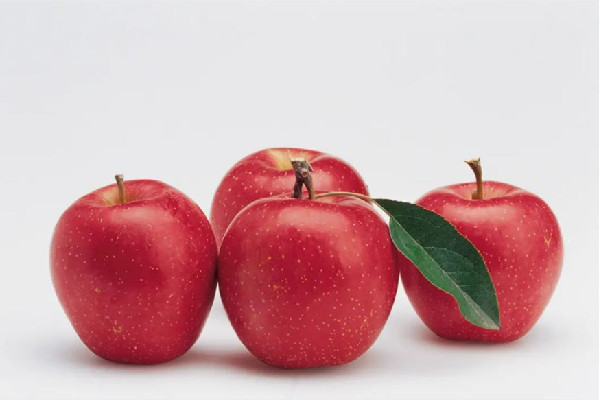 蘋(píng)果削皮吃好還是不削皮吃好 蘋(píng)果削皮后怎樣才能不變色 蘋(píng)果削皮吃好還是不削皮吃好 蘋(píng)果削皮后怎樣才能不變色