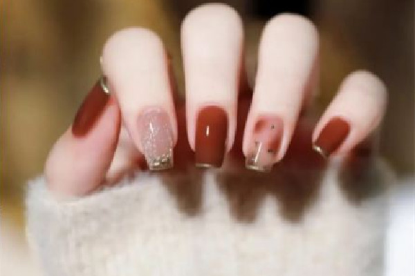 00后女大學(xué)生做宿舍美甲月入過 做美甲需要哪些工具 00后女大學(xué)生做宿舍美甲月入過 做美甲需要哪些工具