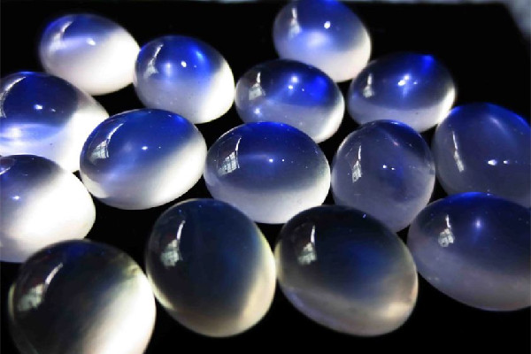 月光石的功效和作用 月光石有靈性嗎 月光石的功效和作用 月光石有靈性嗎