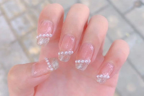 00后女大學(xué)生做宿舍美甲月入過 做美甲需要哪些工具 00后女大學(xué)生做宿舍美甲月入過 做美甲需要哪些工具