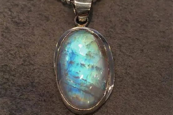 月光石可以送人嗎 月光石送喜歡的人會(huì)在一起嗎 月光石可以送人嗎 月光石送喜歡的人會(huì)在一起嗎