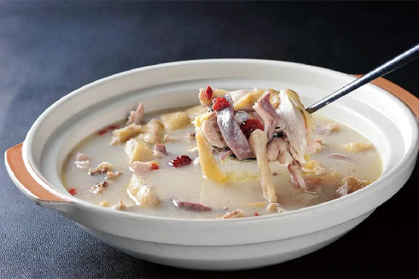 校方回應(yīng)學(xué)生留言后食堂刪掉豬肚2字 豬肚雞要放什么材料 校方回應(yīng)學(xué)生留言后食堂刪掉豬肚2字 豬肚雞要放什么材料