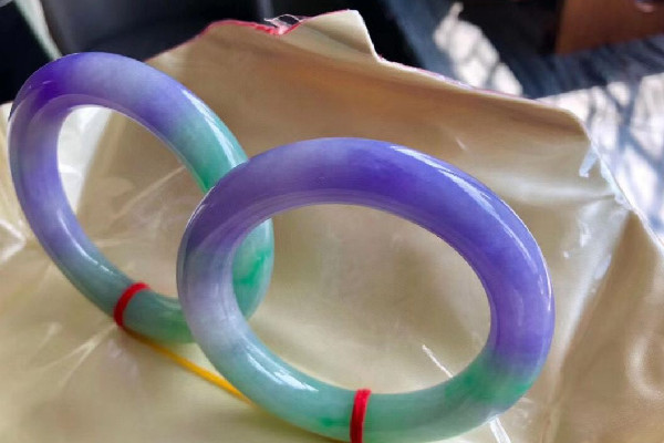 春帶彩翡翠有多少種顏色 春帶彩翡翠會(huì)變種嗎 春帶彩翡翠有多少種顏色 春帶彩翡翠會(huì)變種嗎