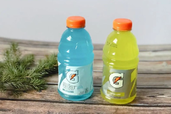 運(yùn)動(dòng)飲料最主要的目的是補(bǔ)充什么 運(yùn)動(dòng)飲料可以提高運(yùn)動(dòng)力嗎 運(yùn)動(dòng)飲料最主要的目的是補(bǔ)充什么 運(yùn)動(dòng)飲料可以提高運(yùn)動(dòng)力嗎