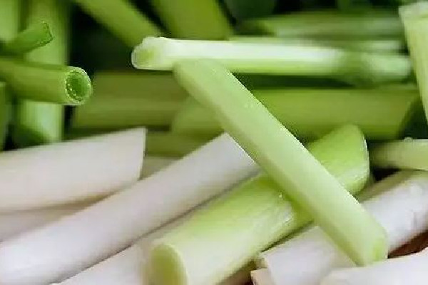 蔥白水可以反復煮嗎 蔥白水要大蔥還是小蔥 蔥白水可以反復煮嗎 蔥白水要大蔥還是小蔥