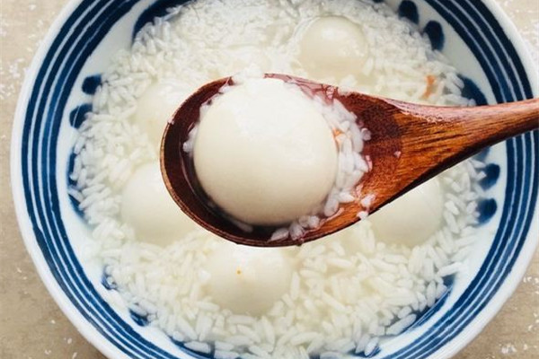 米酒湯圓可以和藥一起吃嗎 米酒湯圓和感冒藥能同時(shí)吃嗎 米酒湯圓可以和藥一起吃嗎 米酒湯圓和感冒藥能同時(shí)吃嗎